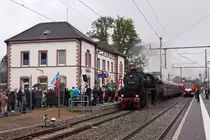 DB Hochrheinbahn: EINWEIHUNGSFEST nach Fertigstellung der Strecke Schaffhausen-Erzingen (Baden) vom Samstag den 5. Oktober 2013. Grosser Bahnhof in Neunkirch f�r den Dampfzug mit der 52 7596 der EFZ. Dieser Sonderzug wurde von vielen Schaulustigen und mit rassiger Marschmusik empfangen. 