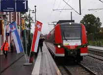 DB Hochrheinbahn: EINWEIHUNGSFEST nach Fertigstellung der Strecke Schaffhausen-Erzingen (Baden) vom Samstag den 5. Oktober 2013. Der erste elektrische Zug, bestehend aus dem 426 014, nach der Wiederinbetriebnahme der umgebauten Linie bei der Ankunft in Neunkirch.
Foto: Walter Ruetsch