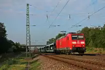 In den ersten Sonnenstrahlen des 11.07.2013 fuhr 185 082-5 mit einem leeren Autowagenzug aus Italien nach Lahr (Schw). Hier durchf�hrt der Zug die letzte Ortschaft vor dem Endbahnhof. (Orschweier)
