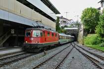 Die Re 4/4 II 11141, ex. Swiss Express, f�hrt mit dem IR VAE 2415 in Herisau ein, 11.10.2013.