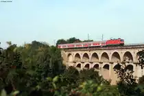 Seit dem aus der Stuttgarter B�gelfalten ist der Enzt�ler Fahrradexpress nun endg�ltig eine Leistung der BR 143. So zieht am 03.10.2013 die 143 899 den RE 19557 (Bad Wildbad-Stuttgart) �ber den Bietigheimer Enzviadukt.