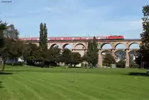 Am Tag der deutschen Einheit wurde das Platzangebot im IRE-Verkehr Karlsruhe-Stuttgart verdoppelt. Aus diesem Grund waren an diesem Tag wieder die Silberlinge planm��ig auf der KBS 770 unterwegs. So zieht am 03.10.2013 eine BR 111 den RE 19533 (Karlsruhe-Stuttgart) �ber den Bietigheimer Enzviadukt. Leider sind die Silberlinge dort kein allt�gliches Motiv mehr, denn im Alltag fahren hier im �PNV der DB nur 146 mit Dostos und ET 425.