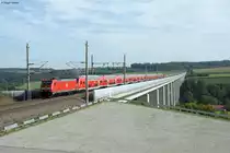 Ein Eisenbahnsandwich der Extraklasse war am 03.10.2013 zwischen Karlsruhe und Stuttgart unterwegs. Wegen dem Einheitsfest und Cannstatter Volksfest kamen �ber 500.000 Tagesbesucher nach Stuttgart. Dazu wurde das Platzangebot im IRE einfach verdoppelt, indem zwei Dosto-Wendez�ge, beide 5 Wagen lang, zu einem 10 Wagen langen Zug vereint wurden. Die beiden Loks der Baureihe 146 wurden dabei an die Zugenden gesetzt. Am 03.10.2013 konnte ich diesen Monsterzug auf der Talbr�cke Enzweihingen fotografieren.