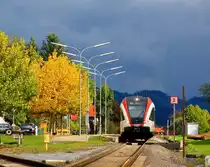 Dunkle Wolken stehen ja schon seit einiger Zeit �ber P�lfing Brunn, wenn dann aber noch die Sonne den gen Wies Eibiswald fahrenden Triebwagen der Reihe 5063 erleuchtet hat das schon was . 11.Oktober 2013