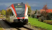 Vom einstig gro�em Bahnhof P�lfing Brunn,der Umschlagplatz f�r G�ter und haupts�chlich Kohle die in der Region gef�rdert wurde,war und zudem den Ausgangspunkt der legend�ren Sulmtalbahn bildete, ist leider nicht viel �brig geblieben. Verladerampen , Heizhaus , G�termagazin sowie die beiden Stellwerke die an den Bahnhofsk�pfen angeordnet waren wurden geschliffen. Am �stlichen Ende ist die damals Zweigleisige Ausfahrt richtung Graz und Leibnitz noch zu erkennen da der Bahndamm , sowie ein Viadukt ,vollkommen erhalten blieb. Ein  Wahrzeichen  f�r P�lfing Brunn waren und sind nat�rlich auch die Bergmannsunterk�nfte links und rechts des Bahnhofes auch Kolonie genannt die zur g�nze noch stehen und bewohnt sind. Alles hat sich ver�ndert und nat�rlich auch die Fahrzeuge die auf den Schienen unterwegs sind. Heute ist es 5063.010 der sich den Weg nach Wies Eibiswald bahnt auf der letzten Weiche die dem bahnhof P�lfing Brunn geblieben ist. 11.Oktiober 2013   