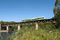 Ein Itino der Erfurter Bahn befährt am 02.10.2013 die Werrabrücke bei Hannoversch Münden in Richtung Witzenhausen.