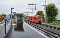 ABe 4/12 68 durchf�hrt am 10.10.2013 den neuen Bahnhof Biberist RBS. Der Zug hat soeben das Perron f�r die Z�ge Richtung Solothurn verlassen, und f�hrt nun auf der neuen Doppelspur, neben dem Perron f�r die Z�ge Richtung Bern, aus. Links im Bild ist noch ein Bagger, welcher das alte Trasse abbaut. Der Zugtyp im Bild wird nicht mehr lange auf der Linie nach Solothurn eingesetzt, mit der Ablieferung der neuen Z�ge (NExT) werden diese Pendel auf die S 8 in der Region Bern verschoben.