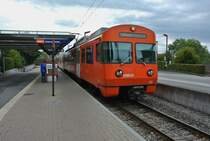 Jahrelang pr�gten die Mandarinli die S9. Heute werden diese Z�ge auf dieser Linie nur noch eingesetzt wenn zu wenig Secondas verf�gbar sind. Im Bild f�hrt der Be 4/12 Nr. 51 bei Einfahrt in Unterzollikofen, 15.10.2013.