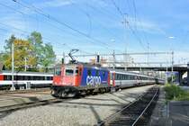 Re 421 379-9 mit EC 194 bei Durchfahrt in St. Gallen St. Fiden. An erster Stelle ist ein noch grauer Bpm61 eingereiht, 18.10.2013.