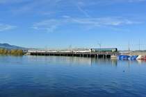 Der neue VAE: RBDe 561 081-B-BR-A-RBDe 561 084 und noch ein SBB EWII (NL) als Zusatzwagen. Solche Zusatzwagen kommen nur noch bis im Dezember zum Einsatz. Das Bild wurde auf dem Seedamm zwischen Rapperswil SG und Pf�ffikon SZ gemacht, 19.10.2013.