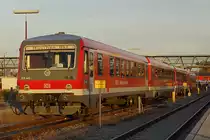 Standplatz 8 für VT 628. Am Abend des 19.10.2013 ist 628/928 446 im Bahnhof Mühldorf in Oberbayern abgestellt.

Hersteller: Düsseldorfer Waggonfabrik AG
Fabriknummer: 90403
Indienststellung: 07.04.1994
Erst-Bw: Gießen
ursprüngl. Fahrzeugnr.: 628 446-7
Fahrzeugnr. z.Z.d. Aufnahme: 95 80 0628 446-6 D-DB
Betreibernr. z.Z.d. Aufnahme: 628 446
Radsatzfolge: 2'B'+2'2'
Vmax (km/h): 120
Dauerleistung (kW): 485
Kraftübertragung: hydraulich
Dienstmasse (t): 70
Radsatzfahrmasse max. (t): 15
LüP (mm): 46.400 