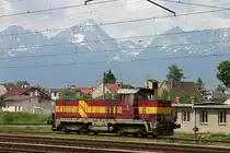 Vor der Kulisse der m�chtigen Berge der Hohen Tatra rangiert am 2.6.2005 
die 731038 im Bahnhof Poprad Tatry.