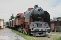 Ein Museum Zug entsteht, k�nnte man dieses Bild nennen. Am 31.05.2005 war
die slowakische Dampflok 464001 in Wiederaufarbeitung.Ohne Kuppelstangen
traf ich sie in Grundierlackierung im Depot Prievidza an. Dieser sicher nicht
noch lange andauernde Zustand war mir vor Ort mehrere Aufnahmen wert. 