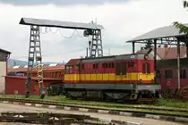 Interessante Aufbauten, wie dieser Bockkran aus der Dampflok�ra, bildeten 
am 31.5.2005 noch das Umfeld f�r die abgestellte 721081 im Depot Prievidza.