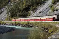 Der RE 1240 hat jetzt noch genau eine Stunde bis nach Disentis/Must�r. Der Glacier-Express ist gerade mal sieben Minuten schneller auf diesem Abschnitt. Deshalb ist er auch zu Recht der  langsamste Schnellzug der Welt . 18.10.2013
