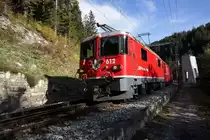 Gerade noch von der Sonne angestrahlt, die rote Ge 4/4 II 612  Thusis . Hier haben auch schon Herbert und Silvio ihre Fotospuren hinterlassen. Ich war an diesem Nachmittag aber ganz allein. 18.10.2013