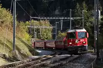 Der RE 1240 hat gerade die Staziun Trin ( r�toromanisch f�r Bahnhof Trin ) verlassen und ist auf dem Weg nach Disentis/Must�r. 18.10.2013