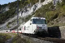 Der Glacier-Express mit der Ge 4/4 III 643 bei der Staziun Trin ( r�toromanisch f�r Bahnhof Trin ). Von der Hauptstrasse f�hrt ein schmaler Weg hinunter zum Rhein. Zum Gl�ck kein Autoverkehr an diesem Nachmittag. 18.10.2013