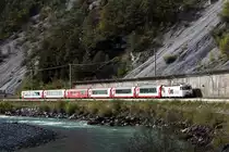 Ein kurzer Glacier-Express in der Rheinschlucht bei Trin nach Chur am 18.10.2013. Die letzten Sonnenstrahlen beleuchten den Zug mit der Ge 4/4 III 643  Vals .