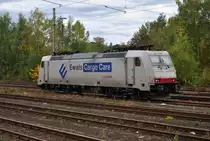 So langsam kommen die Herbstfarben durch, Ewals Cargo ( CrossRail) 185 581-6 am 20.10.2013 bei der Sonntagsruhe in Herzogenrath