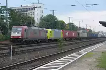 Die Crossrail 185 591-5 und die, ebenfalls f�r Crossrail, fahrende 145 031 kommen mit einem langen Containerzug am 19.10.2013 durch K�ln West.