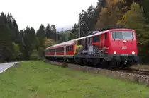 Vielen Dank an Matze f�r die Vormeldung! Um 14.40 kam die Meldung von Matze, 111 024-6 hat gerade mit RB 59549 M�nchen-Pasing in Richtung Mittenwald verlassen. Wir waren auf dem R�ckweg vom Schmalensee zu unserer Ferienwohnung bei Klais, sodass es zeitlich gut passte, die DB / ADAC Werbelok in unmittelbarer N�he unserer Unterkunft abzulichten. Um 16.15 Uhr standen wir an einem unbeschrankten B� an der Staatsstra�e 2542 und warteten. Gegen 16.20 ert�nte ein schriller Pfiff an der Pfeiftafel im W�ldchen hinter Klais und dann rollte 111 024 mit ihrer Regionalbahn auf uns zu und an uns vorbei! Das Wetter war gegen Abend so schlecht geworden, dass ISO 1600 herhalten mu�te. 07.10.2013 - Bahnstrecke 5504 M�nchen Hbf. - Mittenwald Grenze 