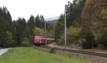 Vielen Dank an Matze f�r die Vormeldung!
Um 14.40 kam die Meldung von Matze, 111 024-6 hat gerade mit RB 59549 M�nchen-Pasing in Richtung Mittenwald verlassen.

Wir waren auf dem R�ckweg vom Schmalensee zu unserer Ferienwohnung bei Klais, sodass es zeitlich gut passte, die DB / ADAC Werbelok in unmittelbarer N�he unserer Unterkunft abzulichten.

Um 16.15 Uhr standen wir an einem unbeschrankten B� an der Staatsstra�e 2542 und warteten.
Gegen 16.20 ert�nte ein schriller Pfiff an der Pfeiftafel im W�ldchen hinter Klais und dann rollte 111 024 mit ihrer Regionalbahn auf uns zu und an uns vorbei!
Das Wetter war gegen Abend so schlecht geworden, dass ISO 1600 herhalten mu�te.
07.10.2013 - Bahnstrecke 5504 M�nchen Hbf. - Mittenwald Grenze
