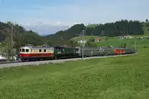 Re 4/4 I 10034 und 1020 042-6 fahren am 21.09.2013 mit einen Fotoextrazug von Biberbrugg Richtung Rothenthurm.