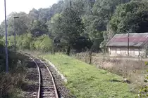 Hst. Malomv�lgy der B�rs�ny Kisvas�t, Blickrichtung Szob, am 28.September 2013.