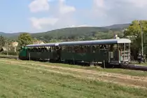 Der von der D 04-601 gezogene Sz 7402 der B�rs�ny Kisvas�t ist am 28.September 2013 in der Endstelle M�rianosztra angekommen.