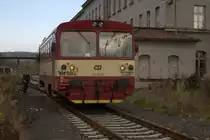 TW 810 340 - 0 , gerade eben in Dolny Poustevna angekommem , rangiert auf das Abstellgleis, noch ist die Weiterfahrt nach Sebnitz nicht m�glich.
20.10.2013  13:43 Uhr.