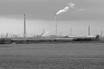 Im Rahmen der 12.Leipziger Eisenbahntage des Eisenbahnmuseums Leipzig wurde am 20.10.2013 wieder mal die sogenannte S�dschleife befahren. Da es vor der Kulisse der Leuna-Werke so dunkel war wie damals als noch Walter Ulbricht �ber dem Werktor stand, gibt's diese Aufnahme nur in s/w.