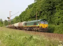 Und am Zugschluss des Kesselwagenzuges, der von 185 526-1 gen Norden gezogen wurde hing noch die DE63, 266 063-4, kalt. Aufgenommen am 11.06.2013 zwischen Eichenberg und Friedland(HAN).