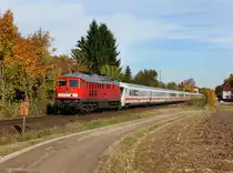 Die 232 240 mit einem EC am 19.10.2013 bei der Durchfahrt in H�rlkofen.
