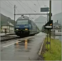 100 Jahre BLS: Re 465 002-4 mit einem Zusatzzug Bern - Brig in Kandersteg. 
29. Juni 2013