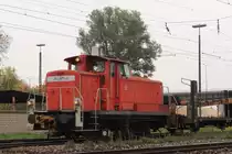 362 873 rangiert bei klassischem  Nichtwetter  Autotransportwagen in der Nordausfahrt von Regensburg Ost. 09.10.13