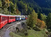 RhB: Re 1133 Chur-St. Moritz mit Ge 4/4 lll 648 bei Filisur am 18. Oktober 2013. Hinter der Lok wurden in Chur gleich zwei Speisewagen eingereiht.
Foto: Walter Ruetsch 