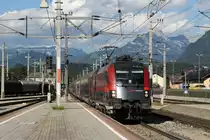 1116 211 mit eine Railjetzug in die Richtung Innsbruck auf W�rgl Hauptbahnhof am 31-7-2013.