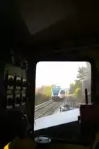 Von der Platform des ersten Wagens hat man perfekten Blick in den F�hrerstand von 298.56. Und auch wieder hinaus ,..... Preding am 20.10.2013