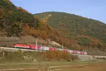 In herbstlicher Abendstimmung f�hrt R-2341 mit 1144.115 zwischen Schl�glm�hl und Payerbach am 20.10.13