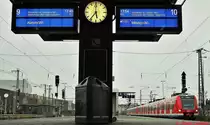 Eine 423-Doppeltraktion fährt am 12.10.2013 als S 11 im Düsseldorfer Hauptbahnhof ein