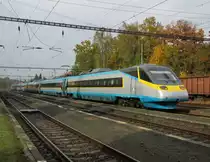 ~~Herbstsonne~~ 20.10.2013 13:43 ČD 681 007-1  Pendolino  als SuperCity (SC) wird in Franti�kovy L�zně ges�ubert und wartet auf die R�ckfahrt nach Bohum�n.