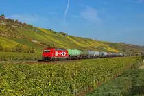 Am Morgen des 19.10.2013 hat die 185 588 einen Kesselzug am Haken und wird in K�rze Nierstein durchfahren