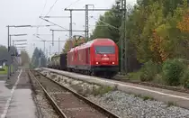 Braucht es wirklich einen Hercules und einen Taurus um f�nf G�terwagen zu transportieren?
Vielleicht kennt ja einer der Betrachter die L�sung!
Auf der Mittenwaldbahn gibt es noch wenig G�terverkehr auf der deutschen Seite.
Diese Leistung ist eine Leistung aus �sterreich nach �sterreich.
Meines Wissens ist der Zug, der fast regelm��ig von Montag bis Freitag unterwegs ist, auf der Relation Reutte/Tirol nach Hall/Tirol unterwegs.

�BB 2016 041 und ein �BB Taurus (Baureihe 1016) durchfahren mit ihrem gemischten G�terzug (neudeutsch Mischer) den Bahnhof Klais in Richtung Mittenwald.

08.10.2013 - Bahnstrecke 5504 M�nchen Hbf. - Mittenwald (Grenze)