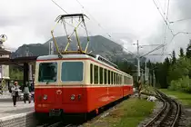 Abfahrbereit steht die Zahnradbahn 405952 am Bahnsteig in Strebske Pleso,
um 1m 8.6.2005 wieder ins Tal zu fahren.