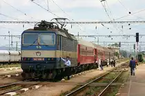 Am 1.6.2005 fotografierte ich 362006 in Trencianska Tepla. Der von ihr bespannte  Os nach Bratislava bestand nicht aus den �blicher weise gr�nen sondern aus roten Schnellzugwagen.