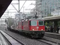 SBB - Re 4/4 11177 und Re 4/4 11293 vor G�terzug bei der durchfahrt im Bahnhof Z�rich Altsetten am 16.09.2013
