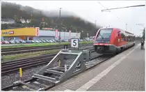 Am Gleis 5, dem einzigen elektrifizierten Gleis in Waldshut, endet der 641 016 aus Koblenz (CH) am Prellbock. (22.10.2013) 