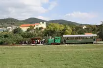 D 04-601 der Börsöny Kisvasút ist am 28.September 2013 mit dem Sz 7404 in der Endstelle Márianosztra angekommen.

