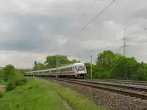 IC 2158 von Dresden Hbf nach Frankfurt (M) Flughafen Fernbf, am 25.05.2013 zwischen Erfurt und Neudietendorf. Geschoben hat DB 101 102-2.